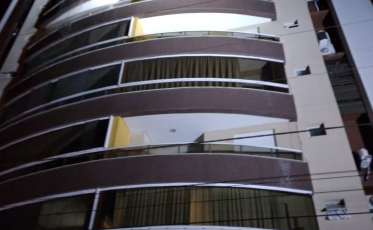 Reboco de prédio cai do sexto andar e quebra escada