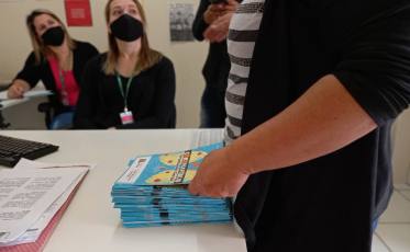 Pessoas em situação de vulnerabilidade recebem informativos sobre Covid-19