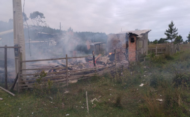 Casa pega fogo em Balneário Arroio do Silva