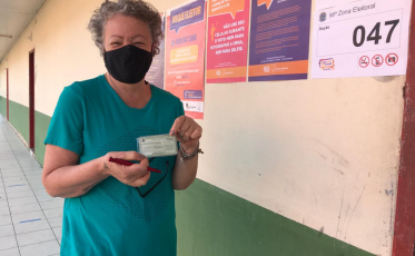 Primeira eleitora a chegar no Marcos Rovaris já está preparada 