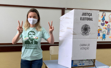 Júlia Zanatta vota e agradece pela campanha