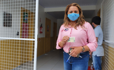 Dalvânia Cardoso registra o seu voto em Içara