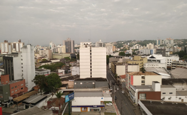 Início de semana abafado e com pancadas de chuva na região