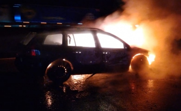 Veículo é consumido por chamas na BR-101 em Araranguá