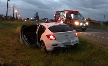 Jaguaruna: Motorista bate em carro e foge do local