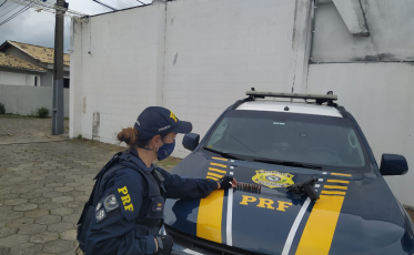 Homem é preso com pistola e 19 munições na BR-101, em Tubarão 