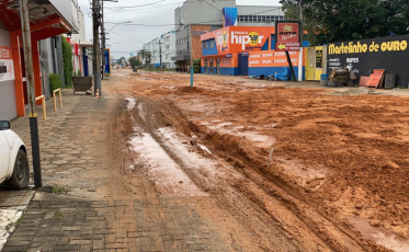 “Tempo bom é poeira, quando chove é buraco”, diz comerciante sobre obras na Santos Dumont