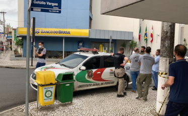 Após assalto, criminosos deixam quatro explosivos no centro de Criciúma