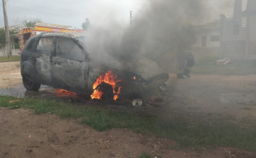 Veículo é consumido por chamas em Arroio do Silva