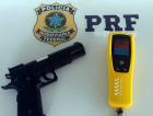 Motorista embriagado é preso com simulacro de arma de fogo na BR-101