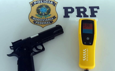 Motorista embriagado é preso com simulacro de arma de fogo na BR-101