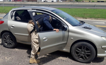 Carro roubado em Içara é recuperado na BR-101 em Araranguá 