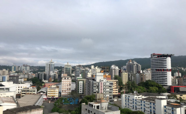 Véspera de ano novo será fria e chuvosa, mas tempo limpa na virada 