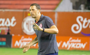 Adversário do Tigre contra o descenso anuncia saída do treinador