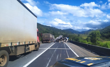 Caminhão tomba e obstrui a BR-101