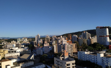 Manhãs frescas e tardes quentes marcam semana de outono em Criciúma e região
