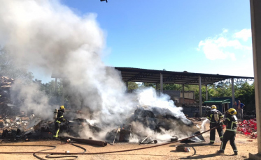 Incêndio atinge Comércio de Sucatas em Criciúma