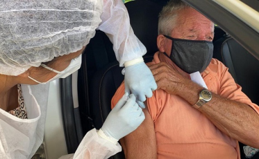Idosos de 66 anos serão vacinados neste sábado