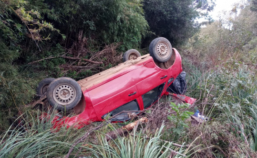 Motorista sem habilitação capota veículo na Serra Catarinense