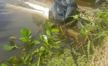 Carro com três ocupantes capota e cai em rio em Jaguaruna 