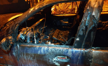 Incêndio destrói interior de veículo em Criciúma