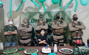 Garoto de 8 anos realiza sonho ao receber a Polícia Militar eu seu aniversário 
