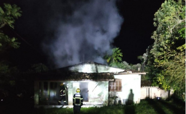 Vela causa incêndio em casa de Siderópolis