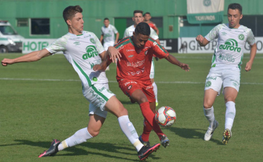 Time da Raça luta, mas perde para a Chape 