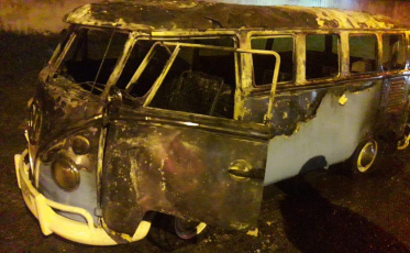 Kombi é destruída por chamas em Içara