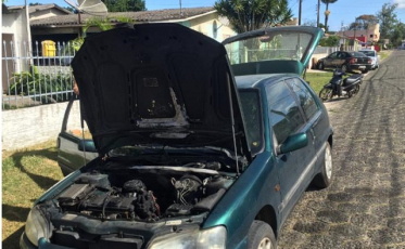 Compartimento do motor de veículo é tomado pelas chamas