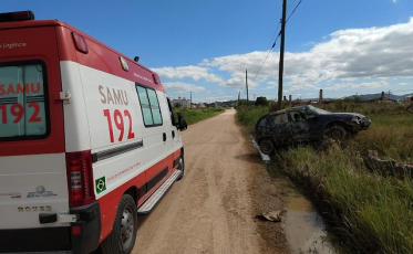 Motorista perde o controle capota e colide contra cerca