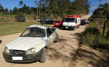 Jovem perde o controle e capota veículo