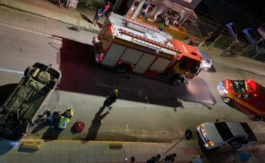 Carro capota no Centro de Criciúma