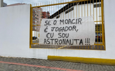 Faixas contra jogadores são erguidas no Heriberto Hülse