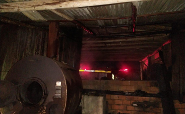 Incêndio atinge depósito de madeira em Siderópolis 