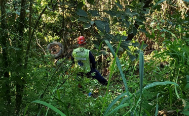 Homem morre após capotar trator
