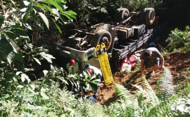 Homem de 28 anos fica ferido após capotar caminhão