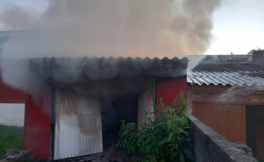 Incêndio atinge garagem de residência em Içara 
