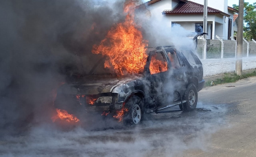 Incêndio destrói carro no Balneário Rincão