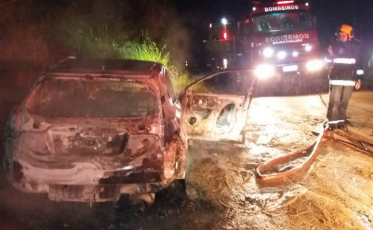 Carro abandonado é consumido por chamas no sul catarinense