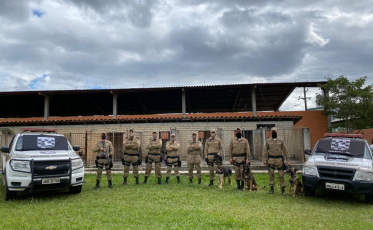 Policiais militares passam por treinamento na mata no Sul catarinense