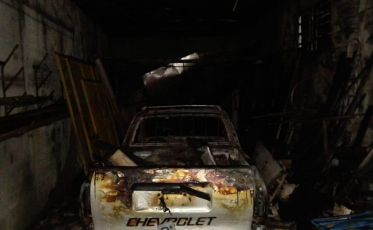 Carro é parcialmente destruído após incêndio atingir depósito em Criciúma 