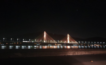 Luzes da ponte Anita Garibaldi trocam de cor em alusão ao Maio Amarelo