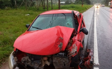 Motorista bate em poste e é levado ao hospital