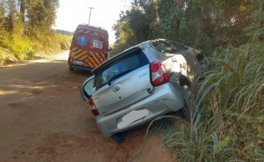 Mulher fica ferida em acidente