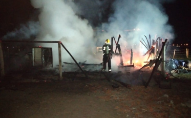 Fogo consome galpão em Arroio do Silva