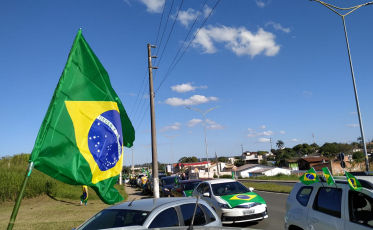 Ato a favor de Bolsonaro reúne centenas de pessoas em Criciúma 