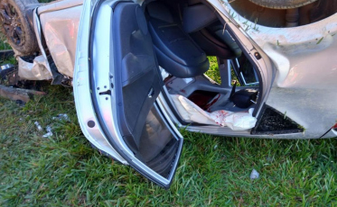 Pessoa morre após carro bater em poste em Siderópolis