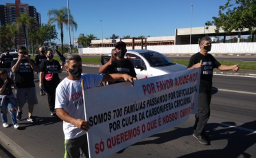 Trabalhadores protestam pedindo pela falência da Carbonífera Criciúma