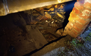 Incêndio atinge lixo embaixo de residência em Criciúma